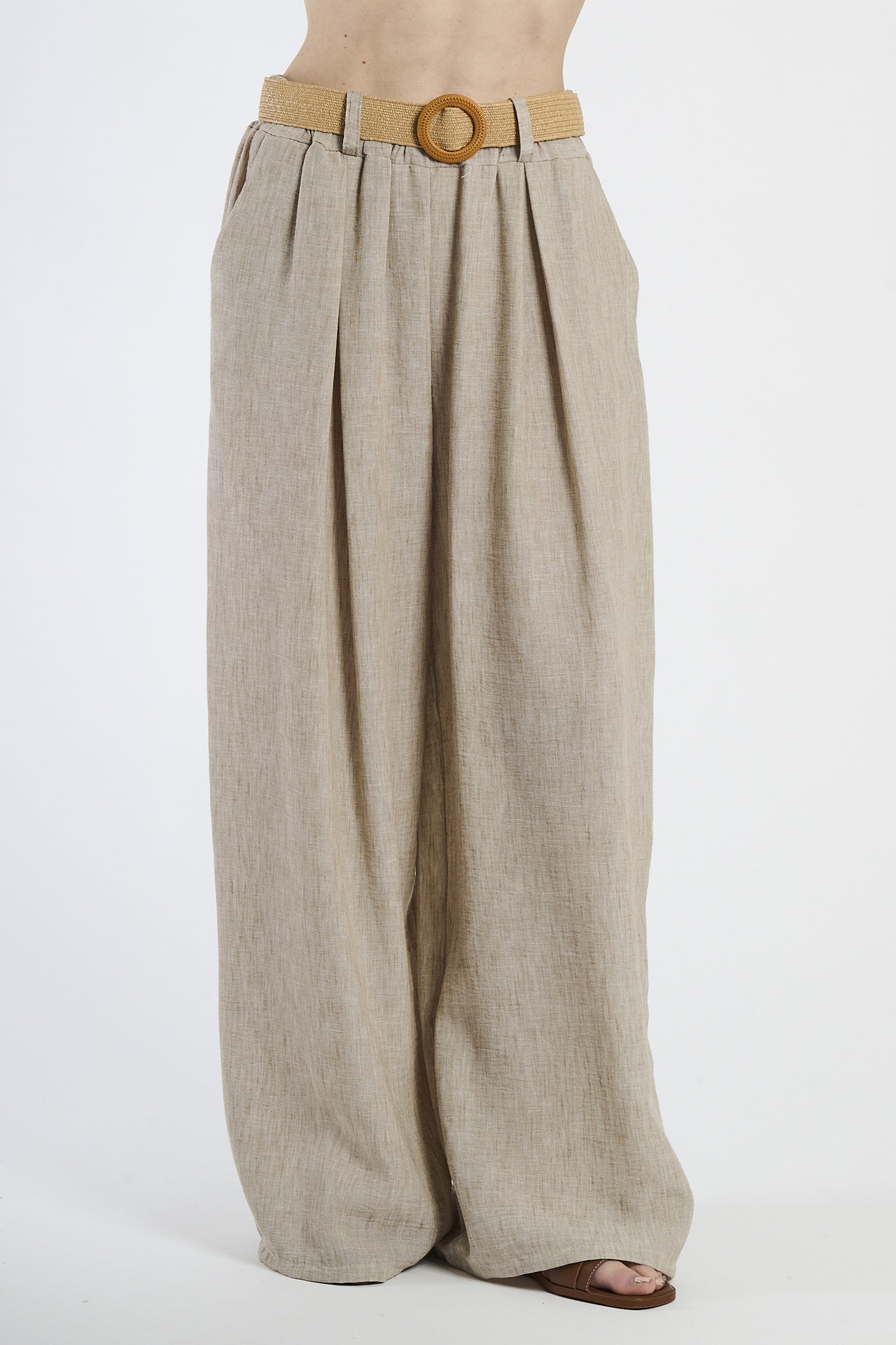 Pantaloni larghi tabacco con cintura intrecciata, calore e charme vintage.