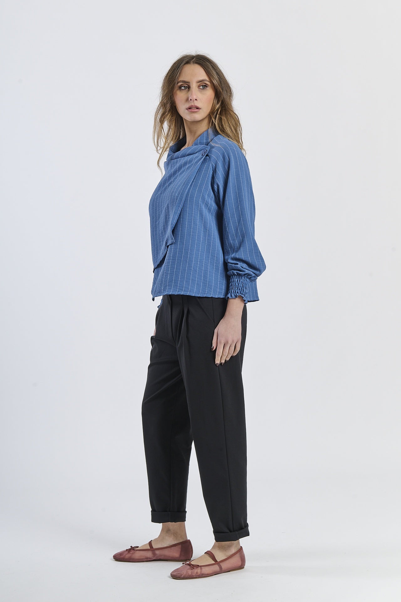 Canotta jeans avvolgente condettagli a righe stilosi