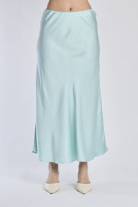 Gonna lunga Tiffany in raso, abbinata a ballerine argentate