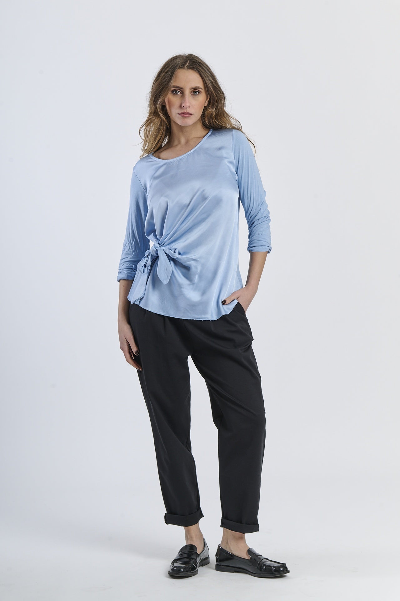 Blusa azzurra minimalista, perfetta per abbinamenti versatili