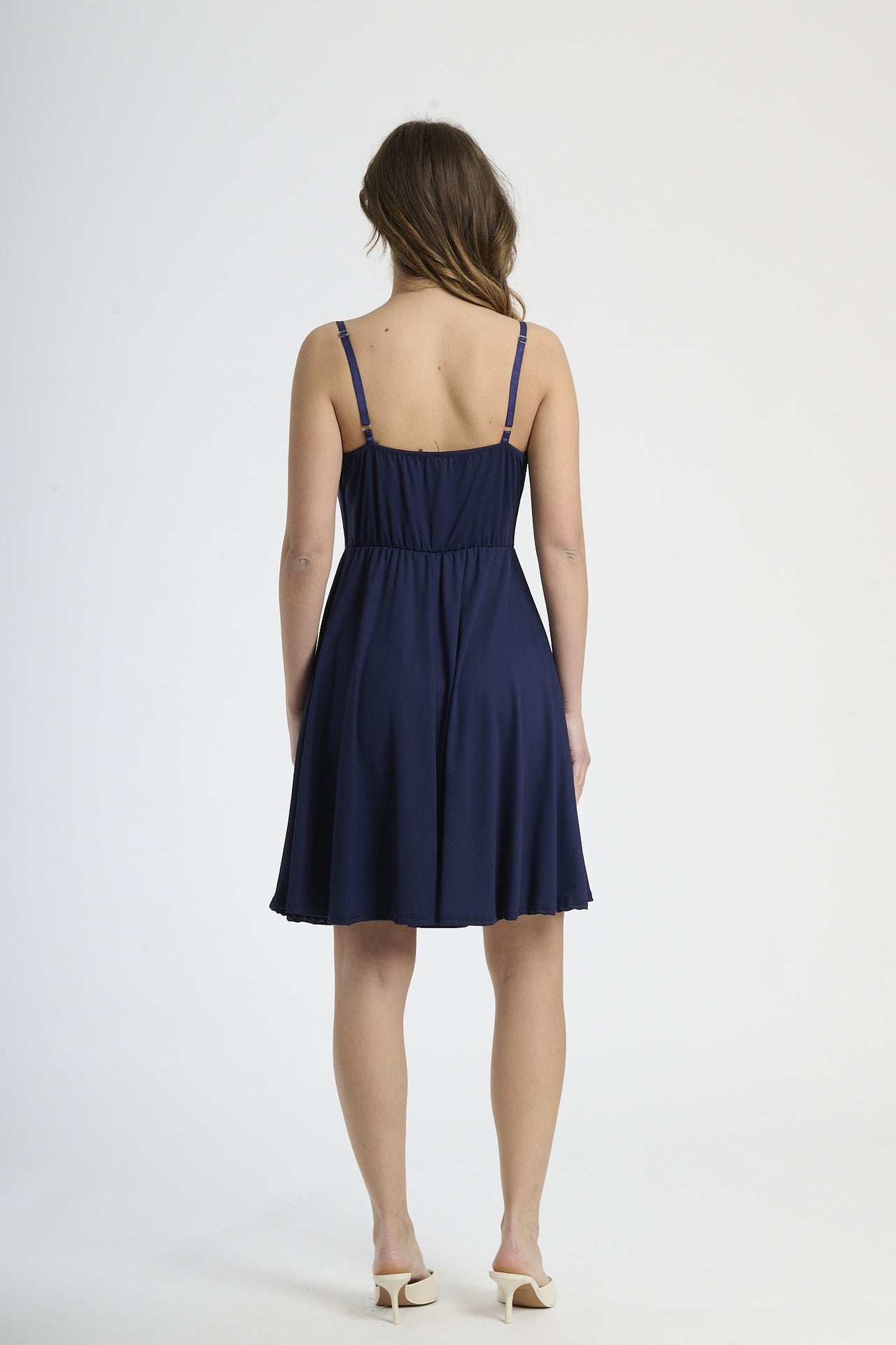 Vestito elegante navy, silhouette slim con scollatura a V e fianchi svasati