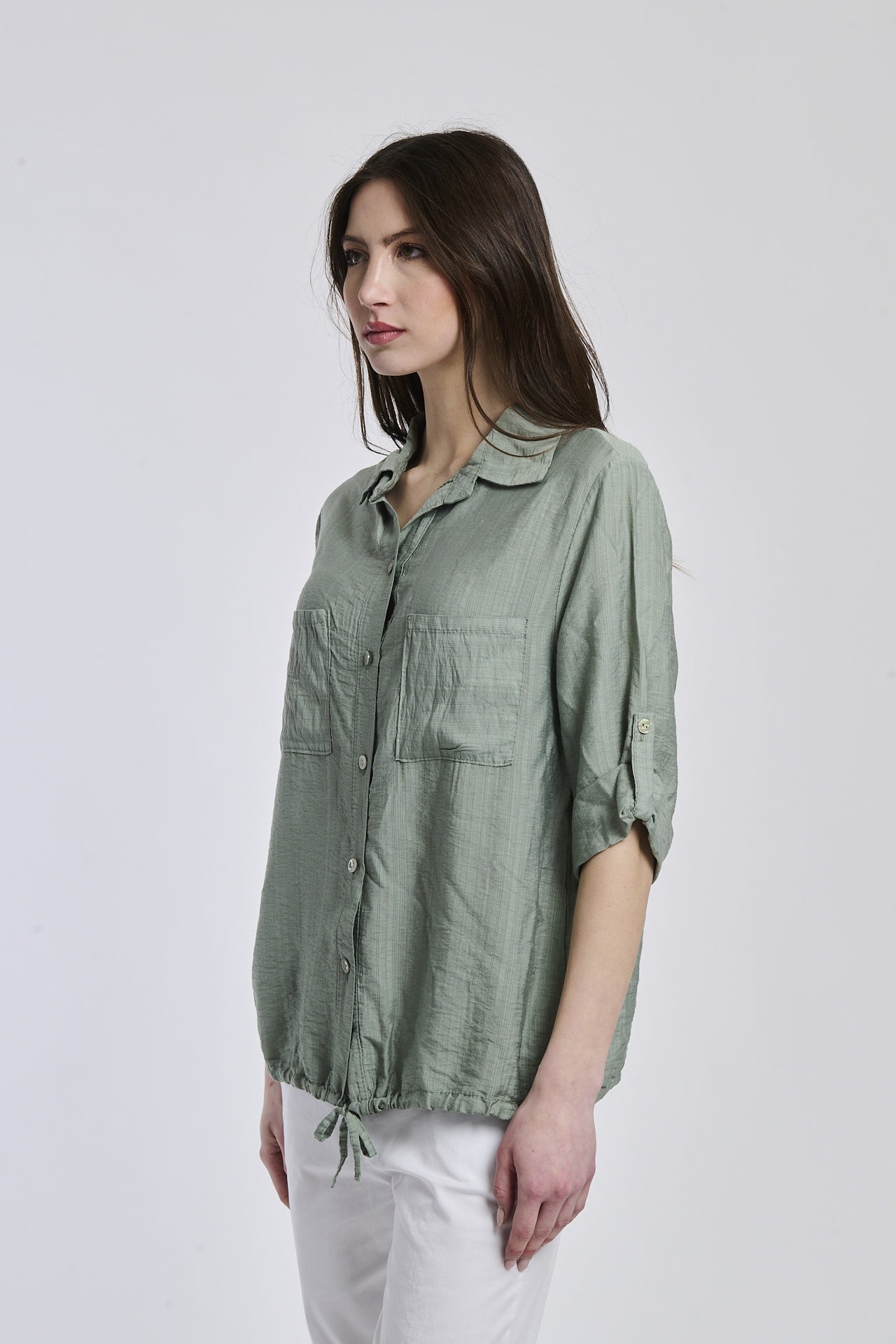 Camicia colore militare da donna, realizzata in un tessuto leggero, perfetta per l’estate.