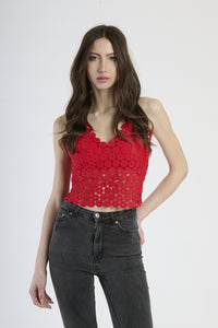 Top cropped rosso a uncinetto, con scollatura a V e bretelle sottili, stile accattivante.