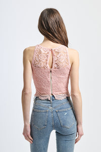 Canotta elegante in pizzo rosa, taglio cropped con dettagli floreali