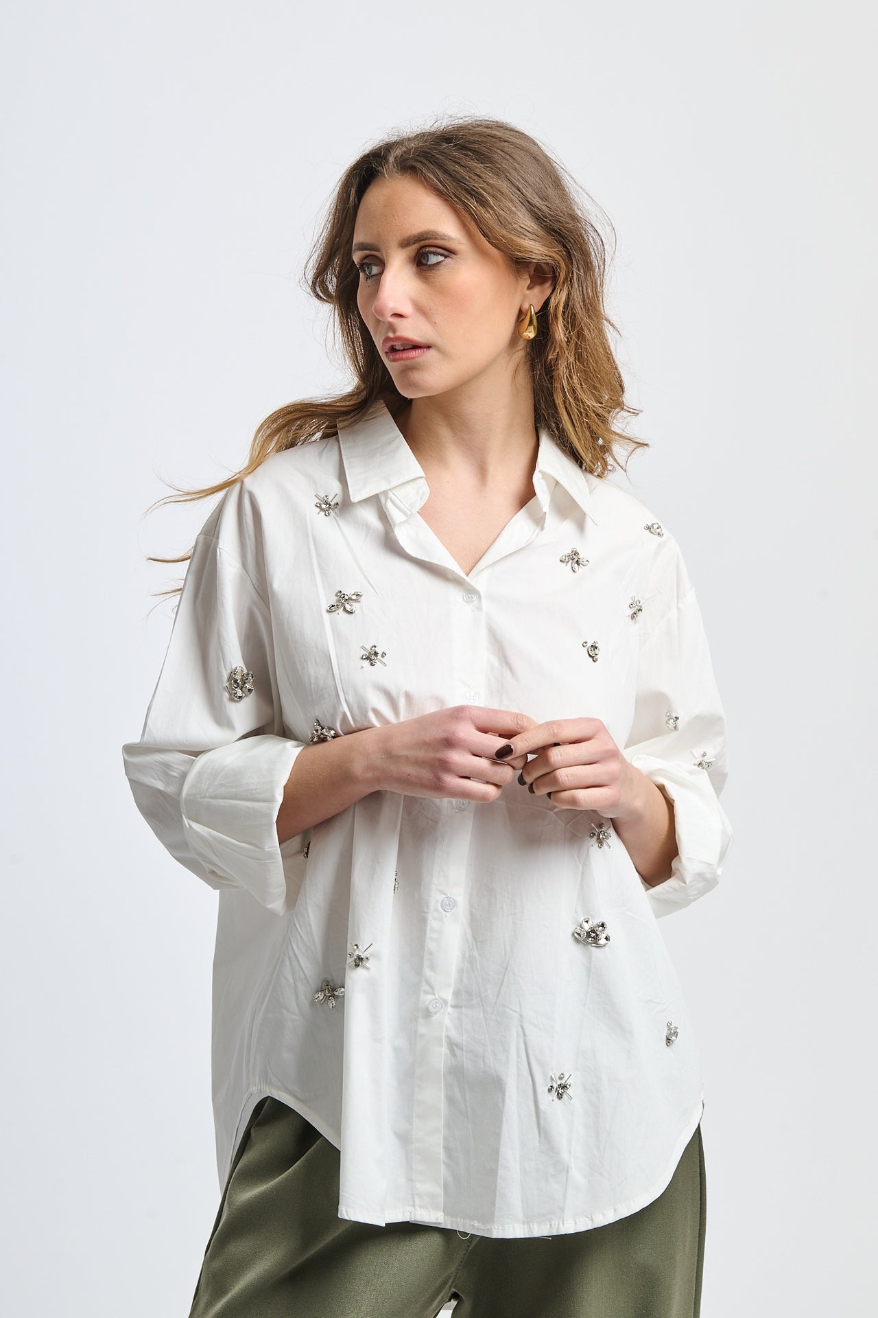 Camicia bianca ampia con colletto e ricami decorativi