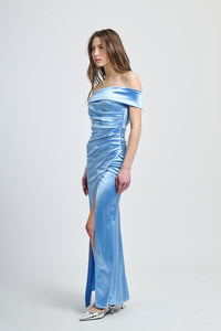 Abito formale azzurro con taglio drammatico, ideale per occasioni glamour