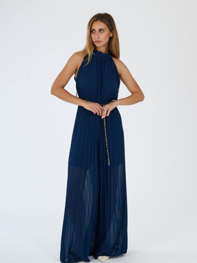 Tuta “Celestea” – Jumpsuit Plissé con Girocollo e Cintura a Catena