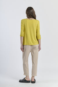 Blusa gialla in tessuto luminoso, luce e positività