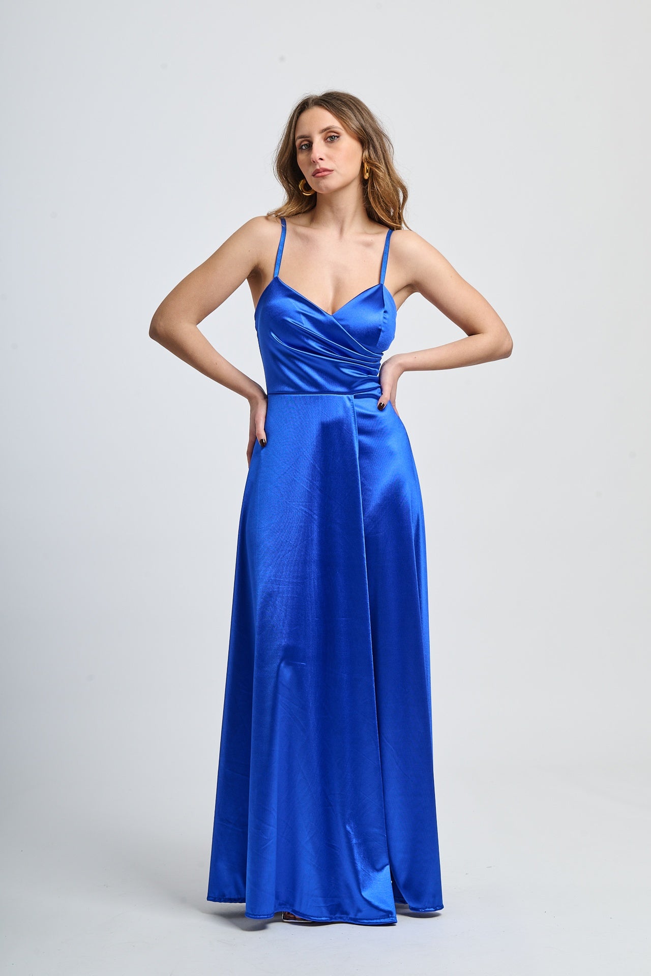 Abito lungo in raso bluette con bretelle sottili e drappeggi al busto