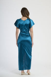 Modella in abito ottanio a scollatura V, stile futuristico per serate di gala.