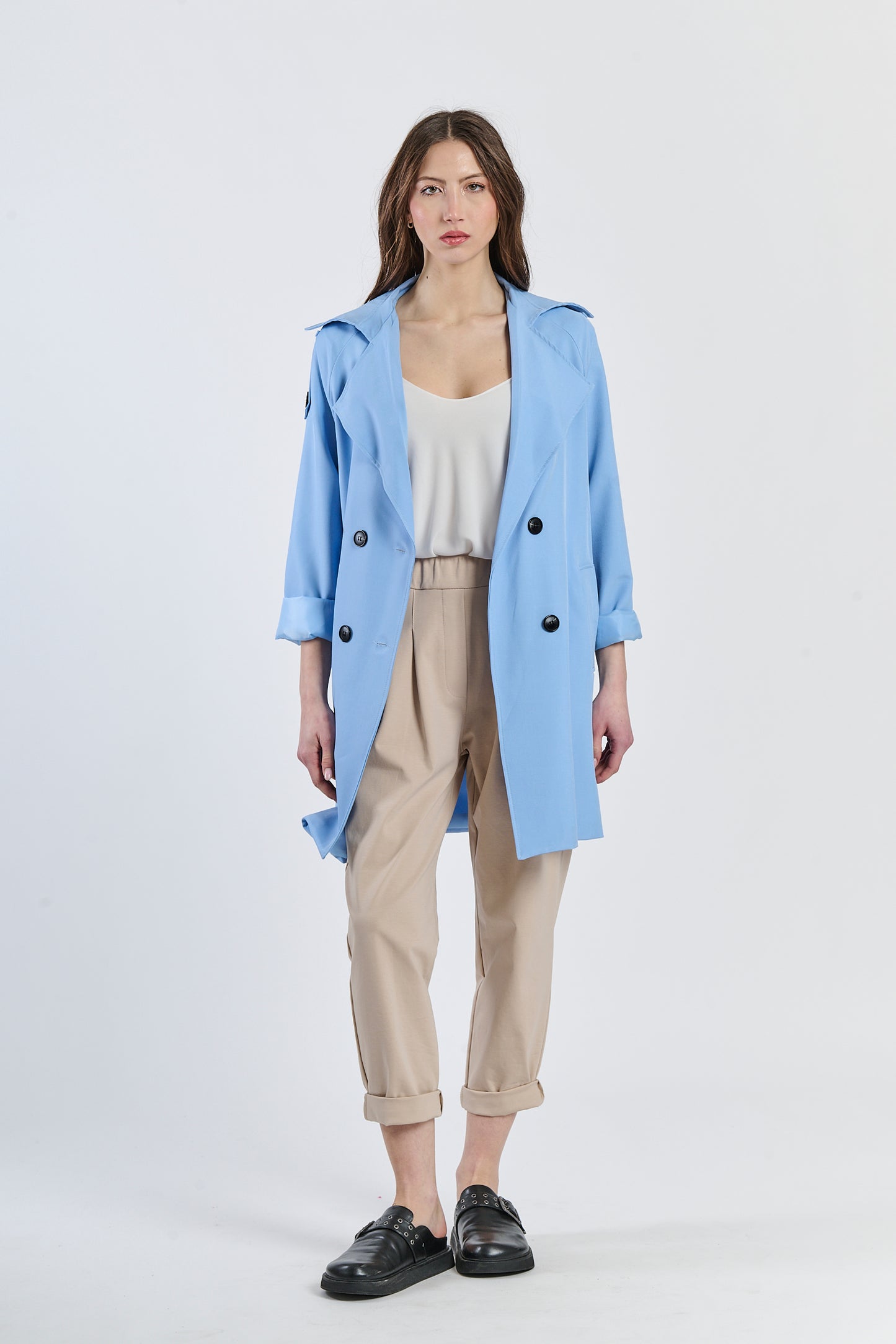 Trench azzuro pastello, colore delicato per un’outfit primaverile.