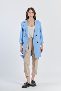 Trench azzuro pastello, colore delicato per un’outfit primaverile.