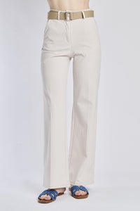Pantaloni bianchi con cintura beige e sandali blu