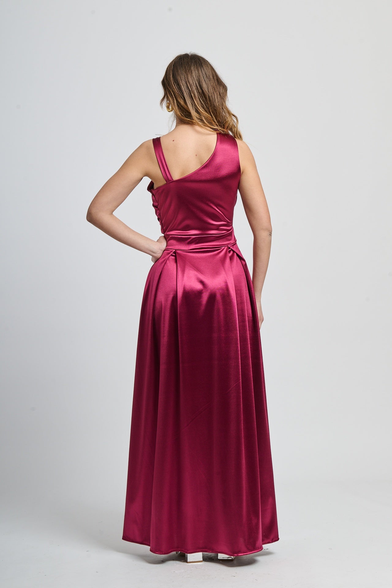 Abito elegante bordo, tessuto satinato con drappaggi eleganti