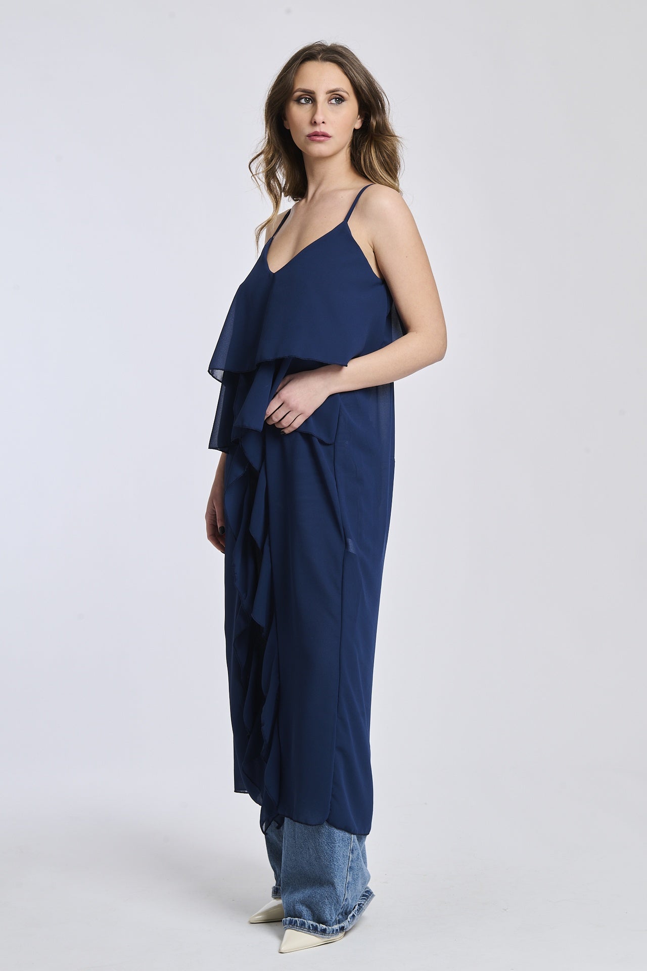 Top in navy con un taglio snello, che sottolinea la figura femminile in modo elegante.