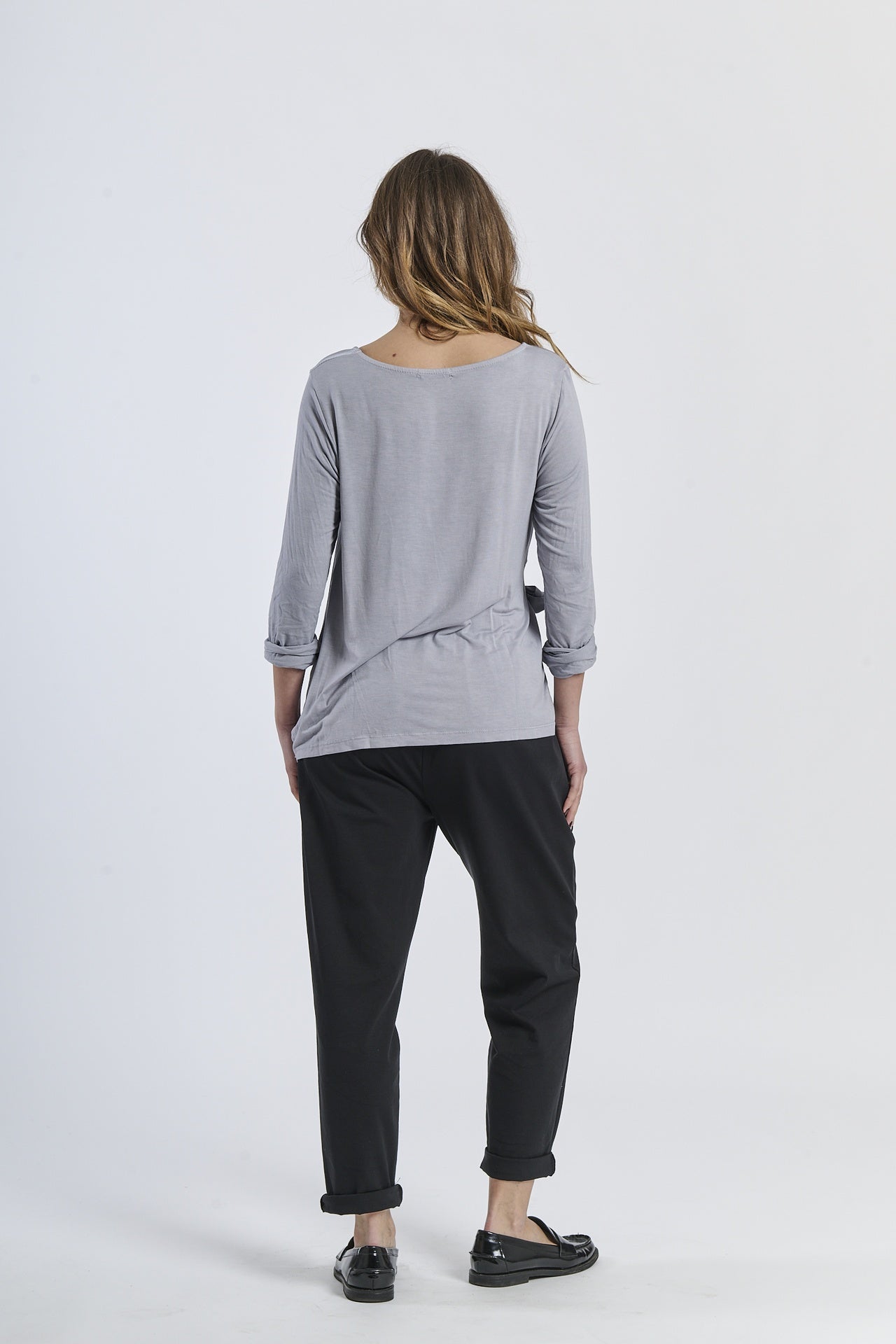 Blusa grigia in tessuto morbido, comfort e versatilità