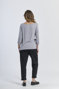 Blusa grigia in tessuto morbido, comfort e versatilità