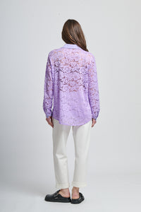 Camicia oversize lilla stampa, stile romantico con bottoni frontali e maniche lunghe.