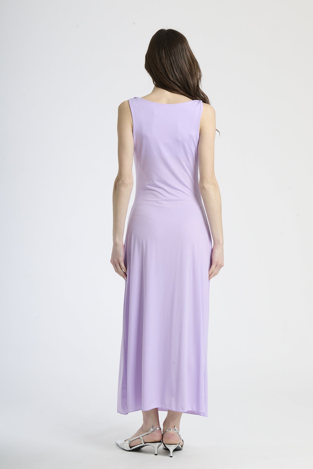 Vestito lilla in jersey, taglio fluido e senza maniche, ideale per serate eleganti.