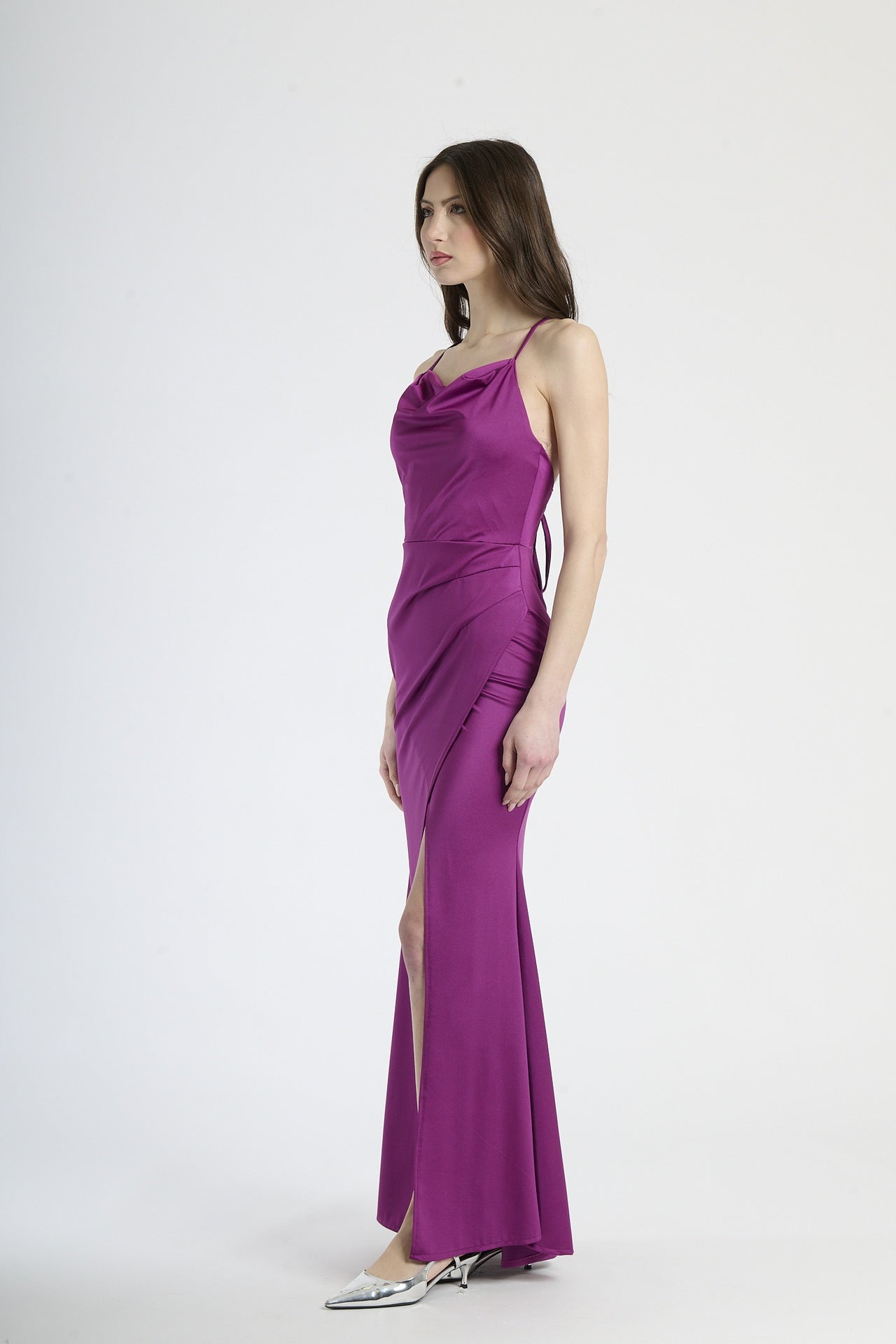 Abito da cerimonia ciliegio, ideale per un look dolce ed estivo.