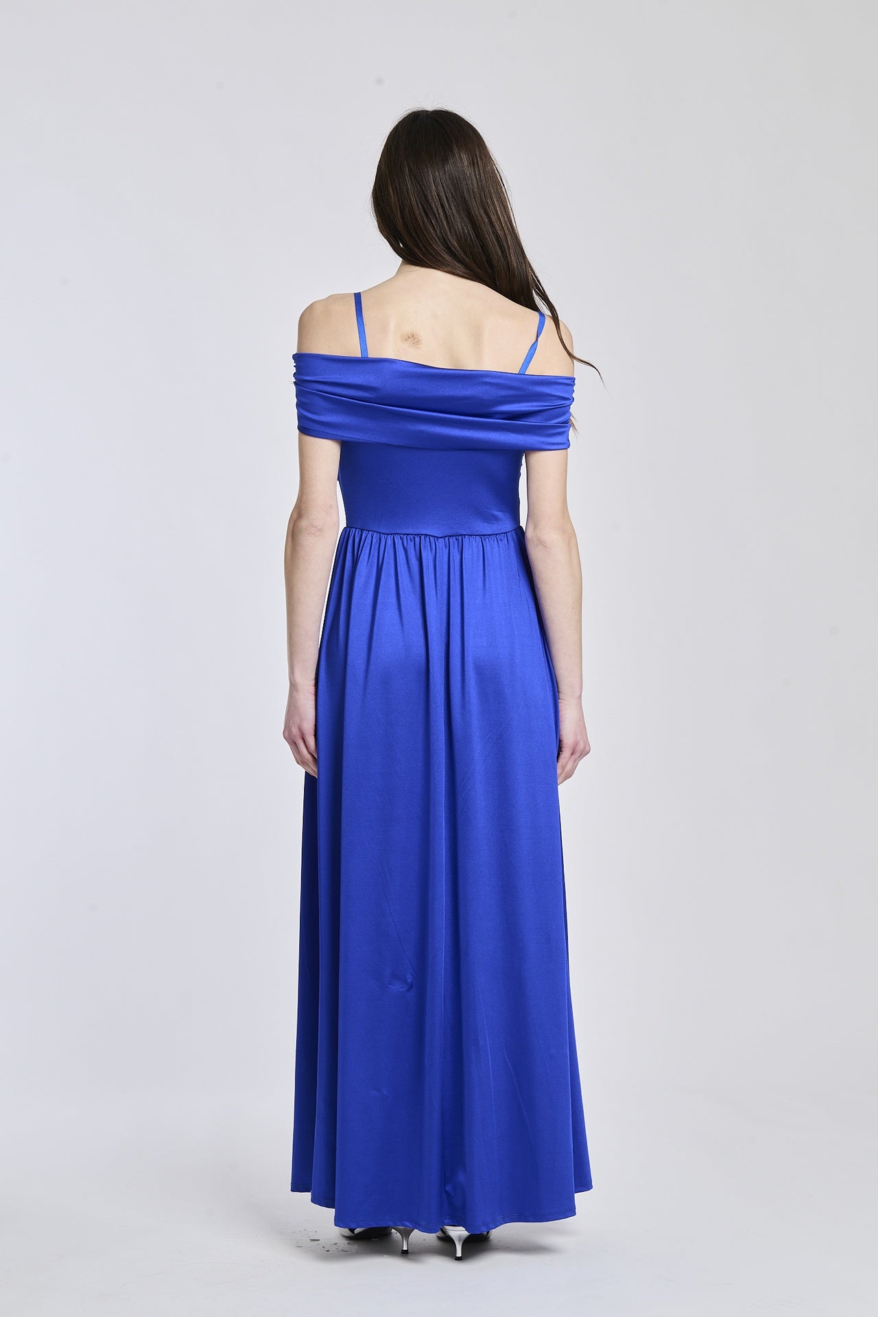 Abito bluette a spalline scollate, tessuto leggero, fascia in vita che aggiunge un tocco di colore.