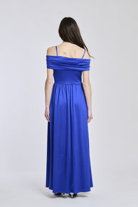 Abito bluette a spalline scollate, tessuto leggero, fascia in vita che aggiunge un tocco di colore.