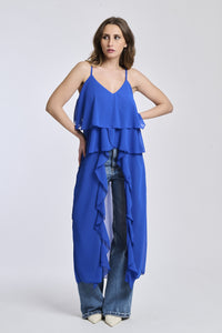 Un abito in bluette con dettagli in metallo, che crea un look futuristico e accattivante.