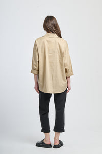 Camicia in tessuto beige, colletto e bottoni vivaci