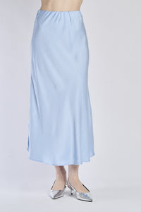 Gonna lunga azzurra in raso, abbinata a ballerine argentate