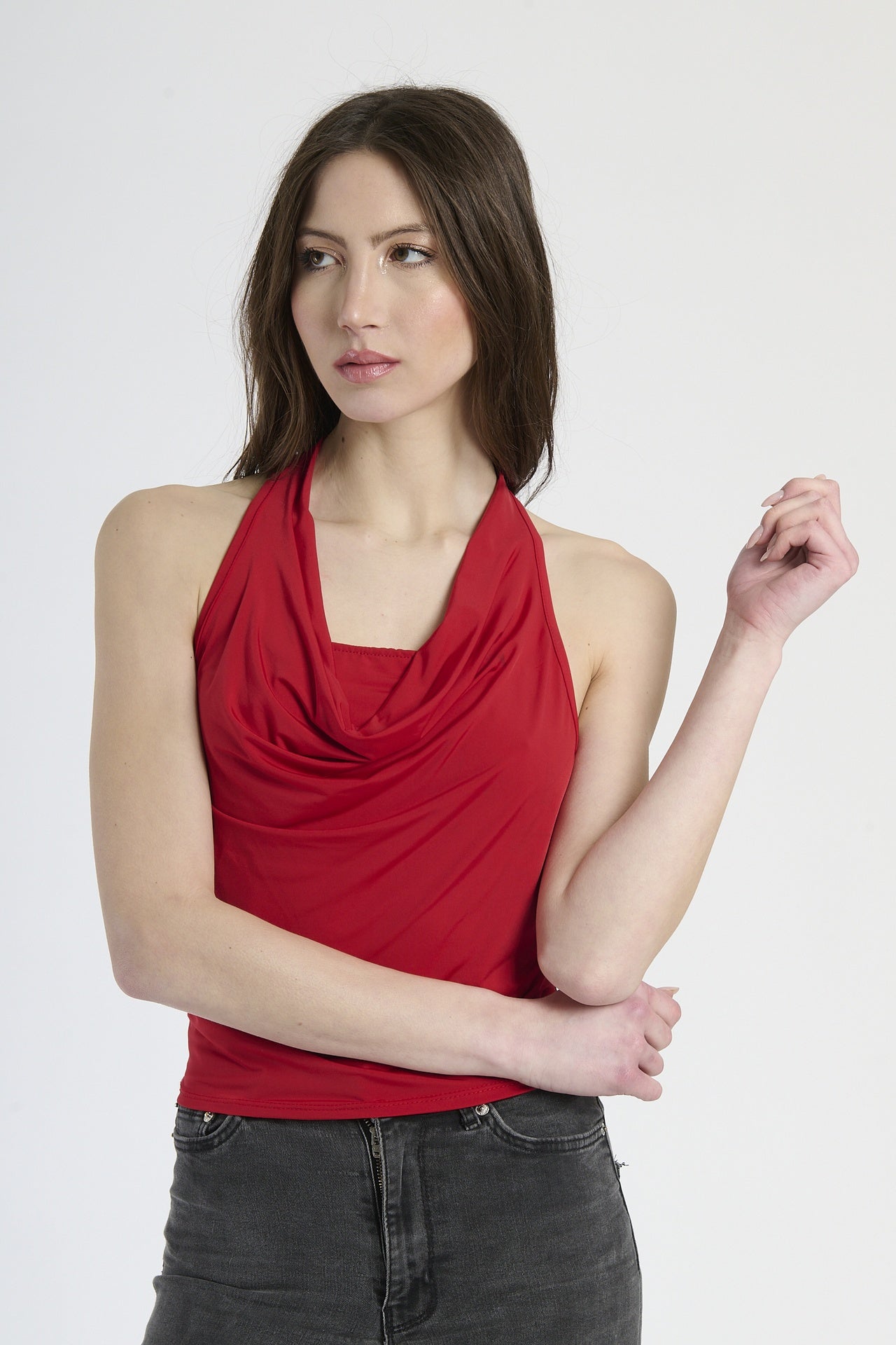 Donna con canotta rossa, passione e impatto visivo forte.