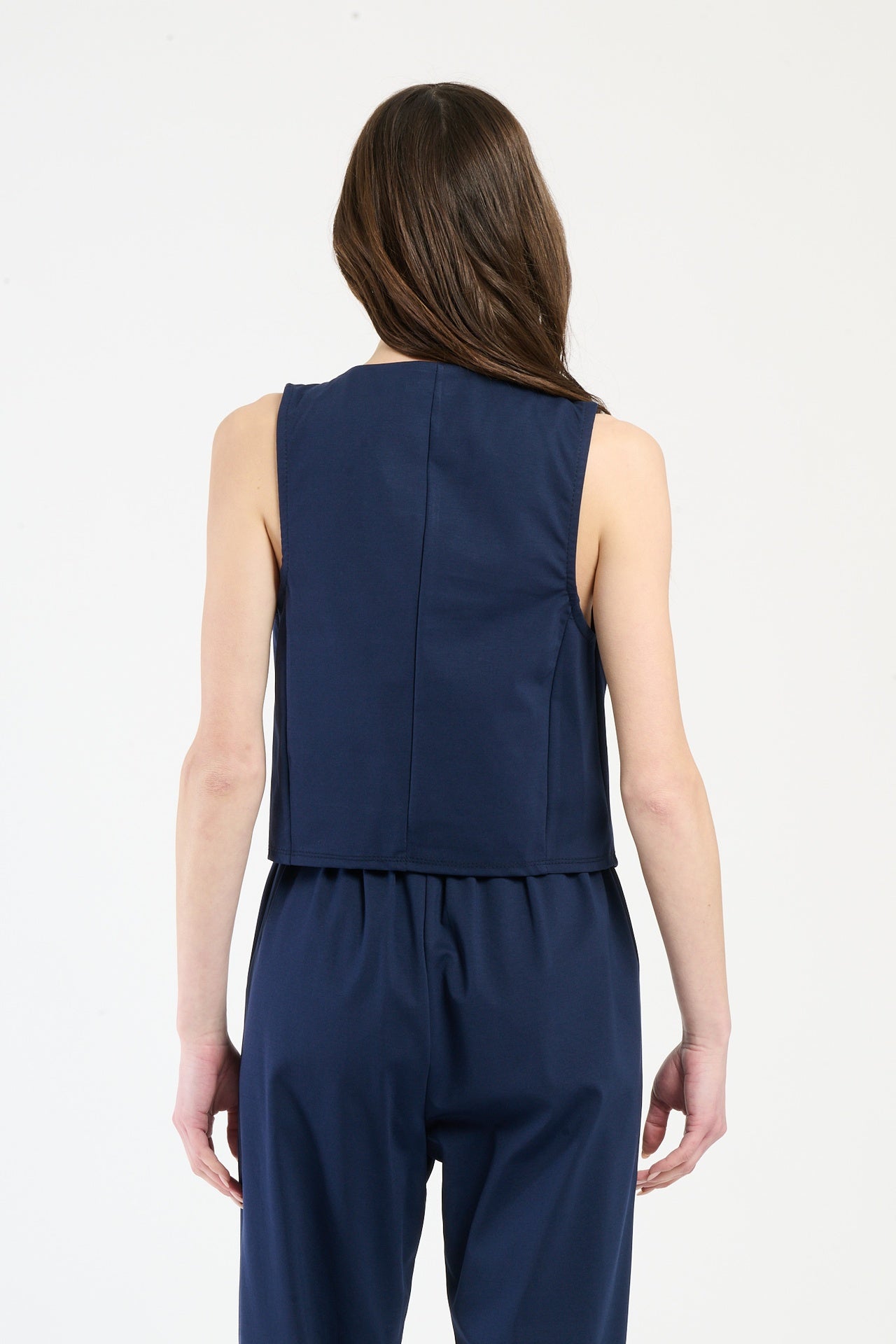 Completo navy su una modella: gilet a bottoni e pantaloni