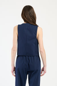 Completo navy su una modella: gilet a bottoni e pantaloni