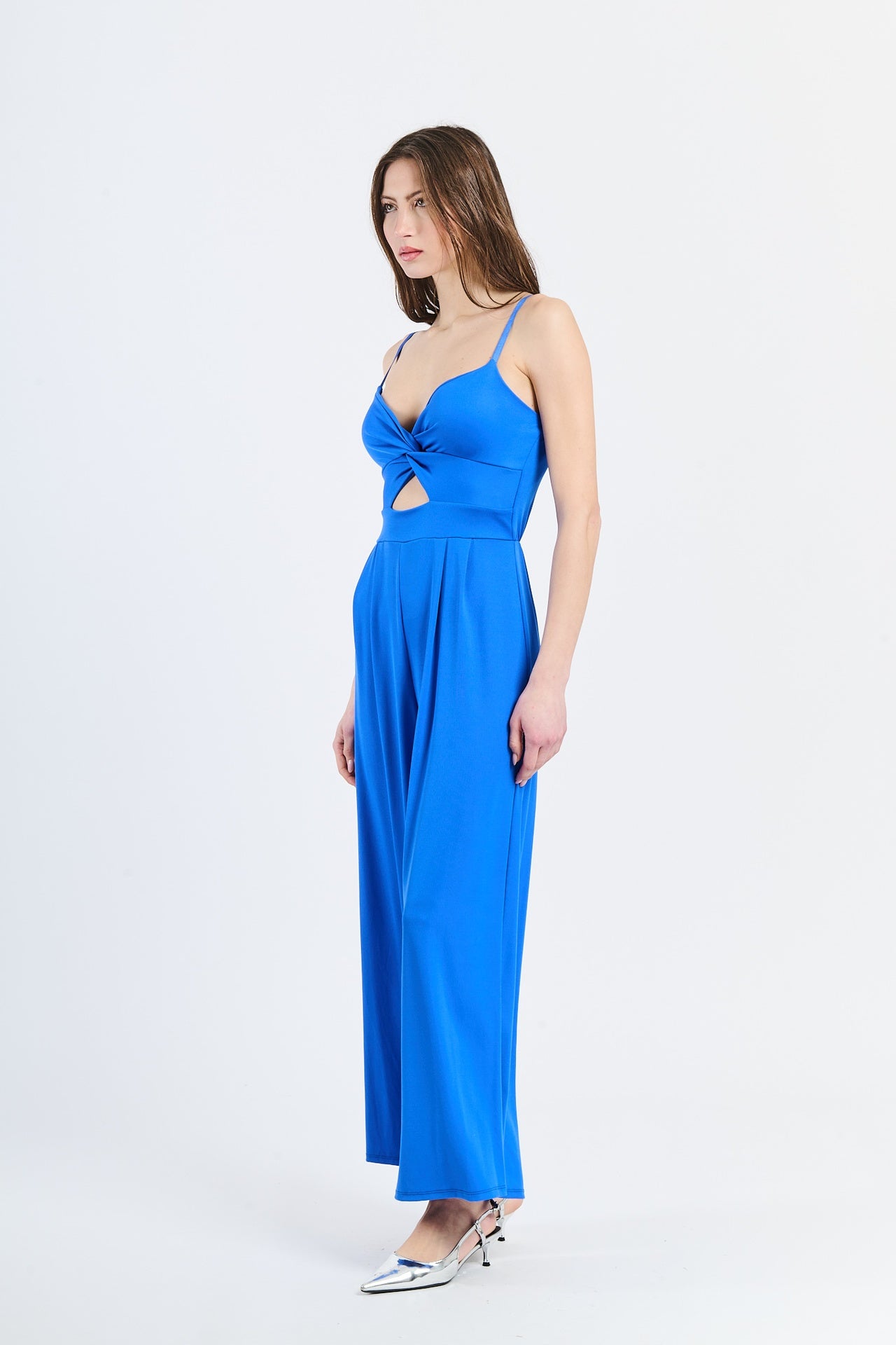 Tuta intera bluette, silhouette fluida e atmosfera estiva