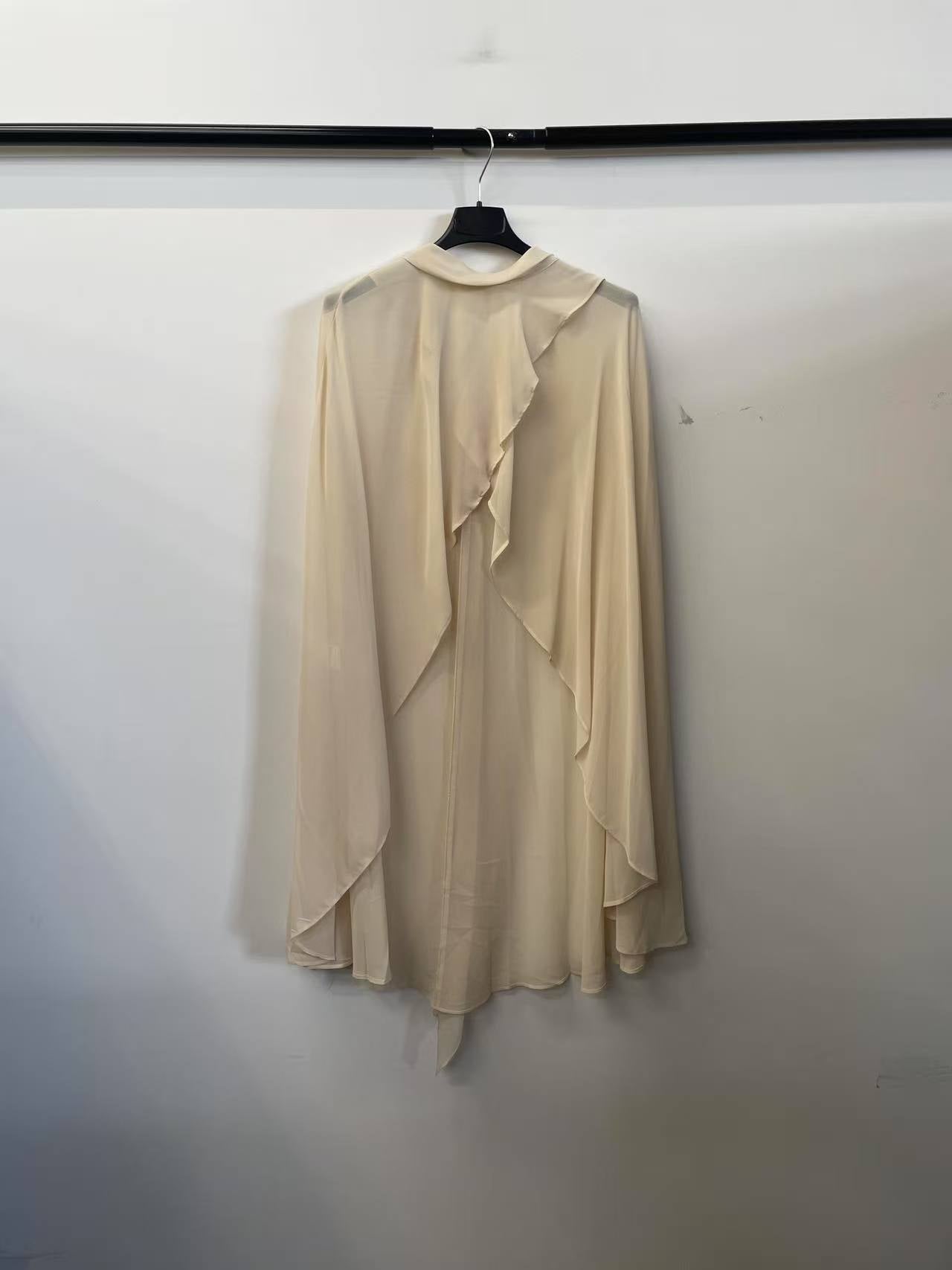 Mantella Ondulata – Eleganza Leggera “Aurelia” (solo lo scialle, non incluso l'abito)