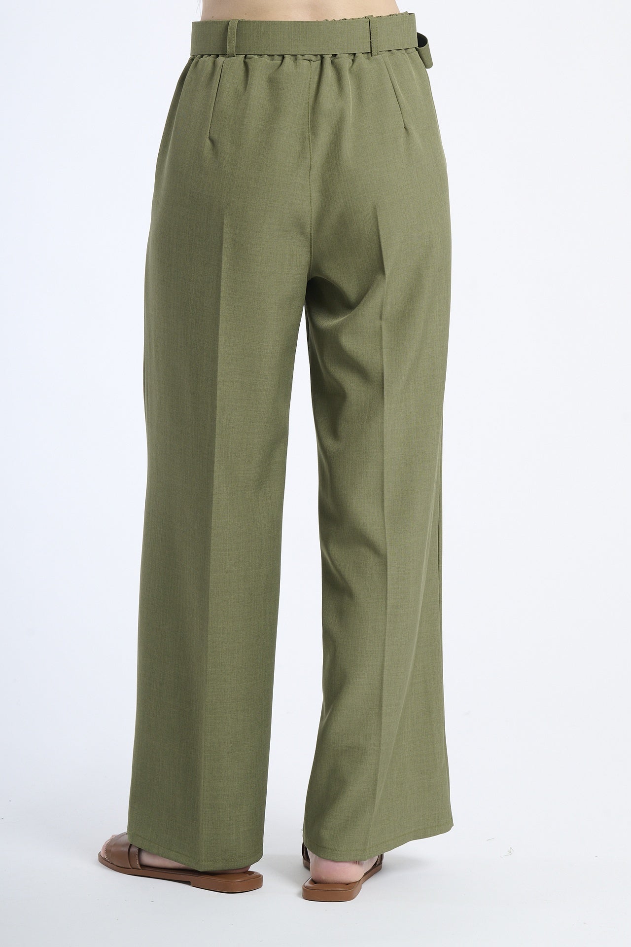 Pantaloni eleganti color militare, cintura integrata, stile classico e versatile.