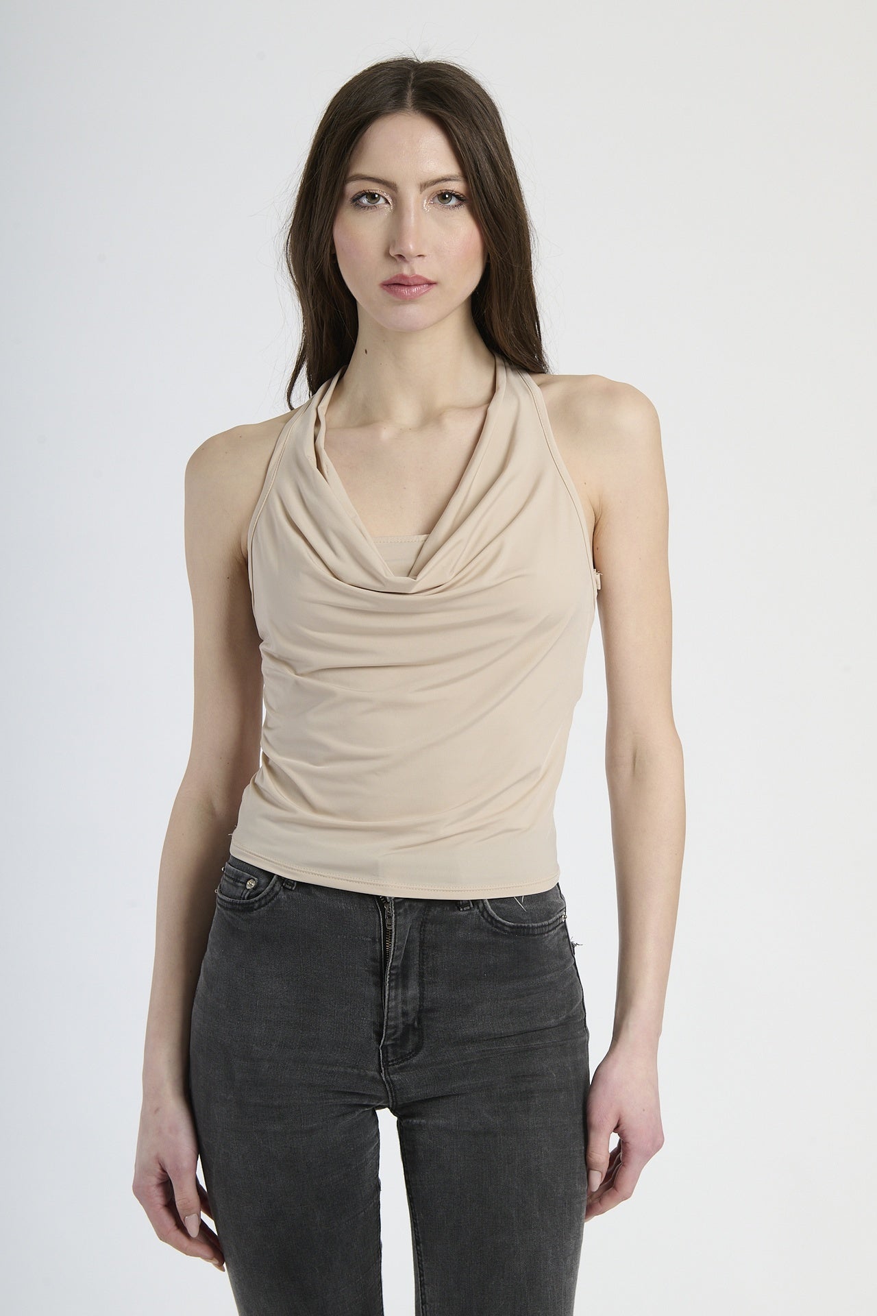 Outfit con canotta beige, ideale per un look sobrio e raffinato.