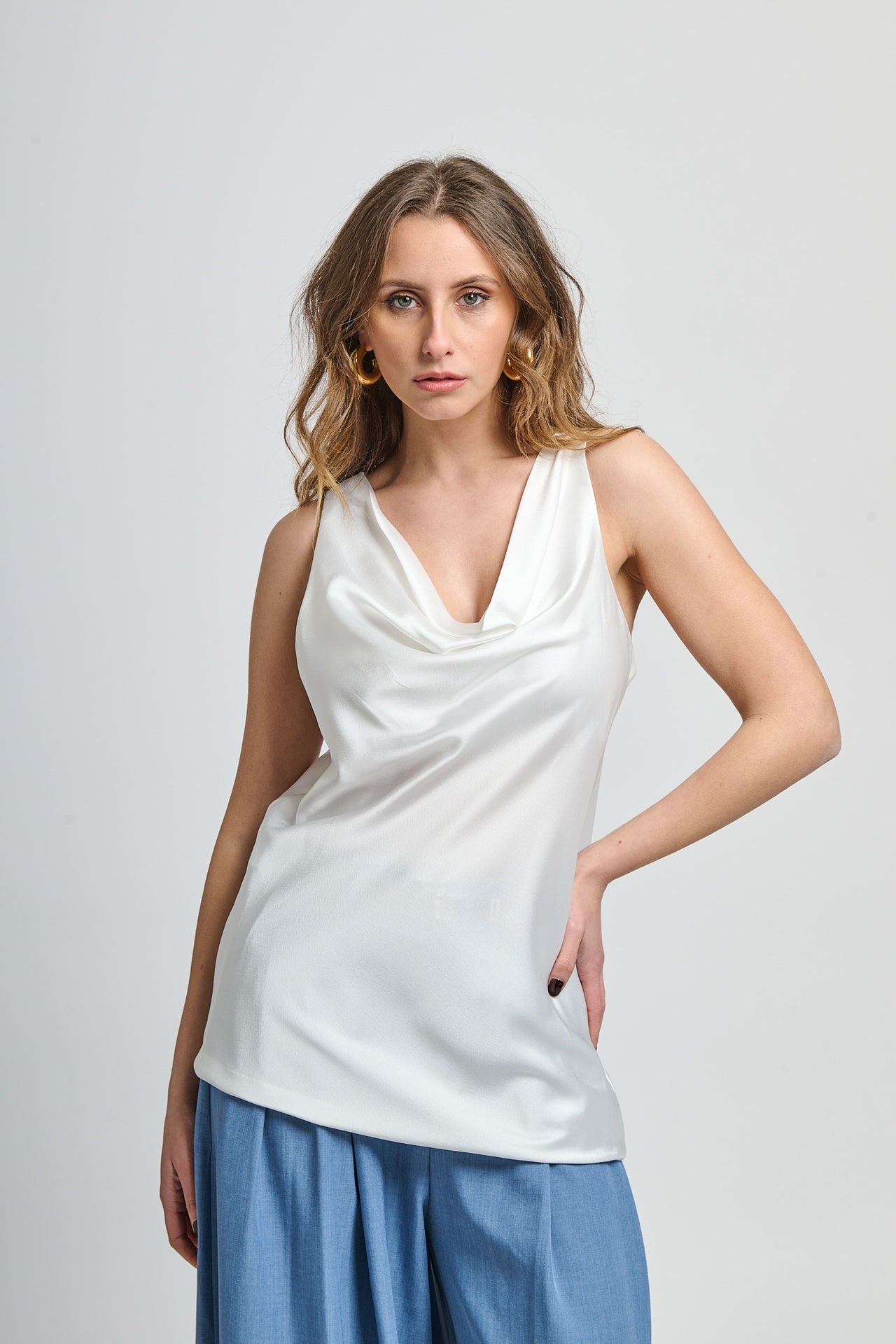 Canotta bianca senza spalline concollo drappato su manichina