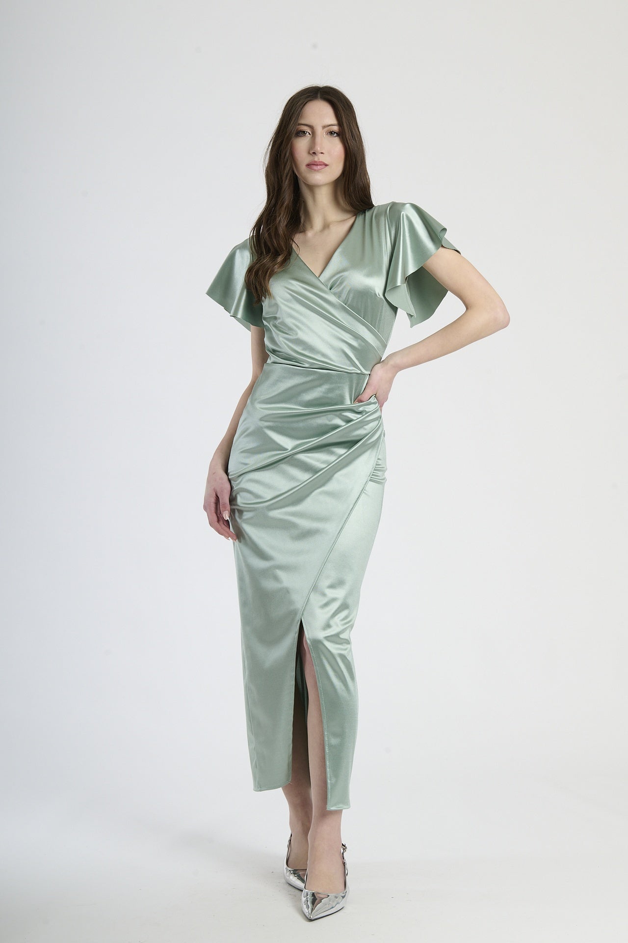 Donna con abito salvia in velluto, tranquillità naturale ed eleganza rinfrescante.