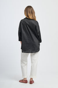 Camicia nera classica, colletto e bottoni vivaci