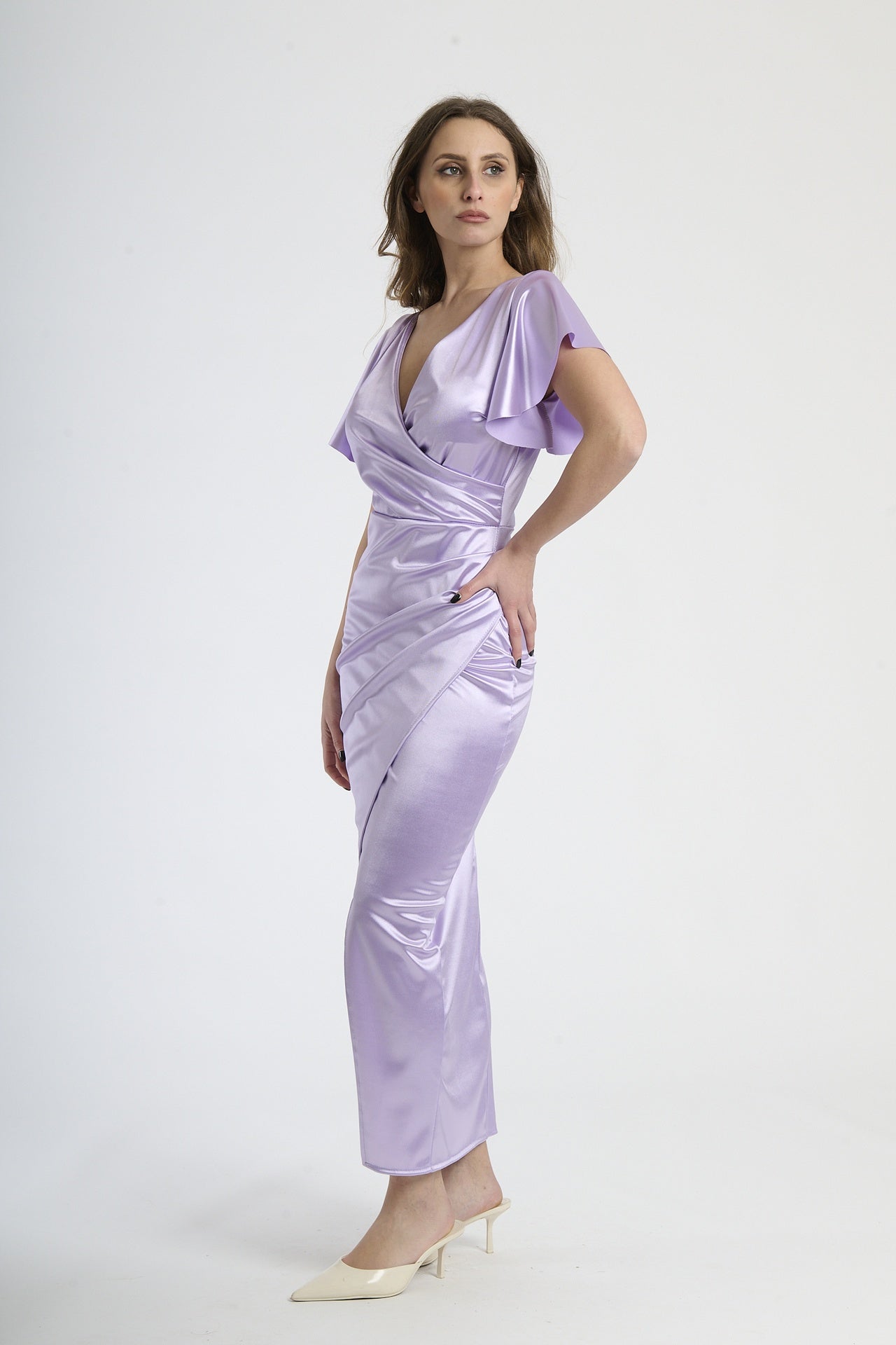 Abito lilla in velluto con falda sfilata, abbigliamento dal tocco surreale e lussuoso.