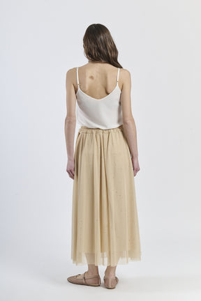 Outfit con gonna beige e top a scollatura drapata
