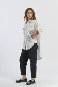 Outfit con camicia bianca larga e pantaloni neri, scarpe mocassini