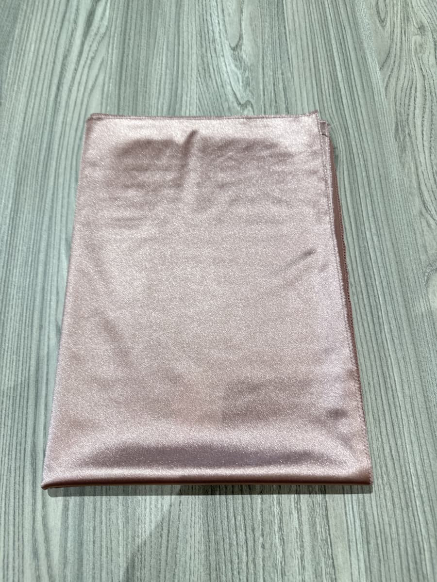 Titolo: Sciarpa "Lunara" – Eleganza satinata in tinta unita (solo lo scialle, non incluso l'abito)