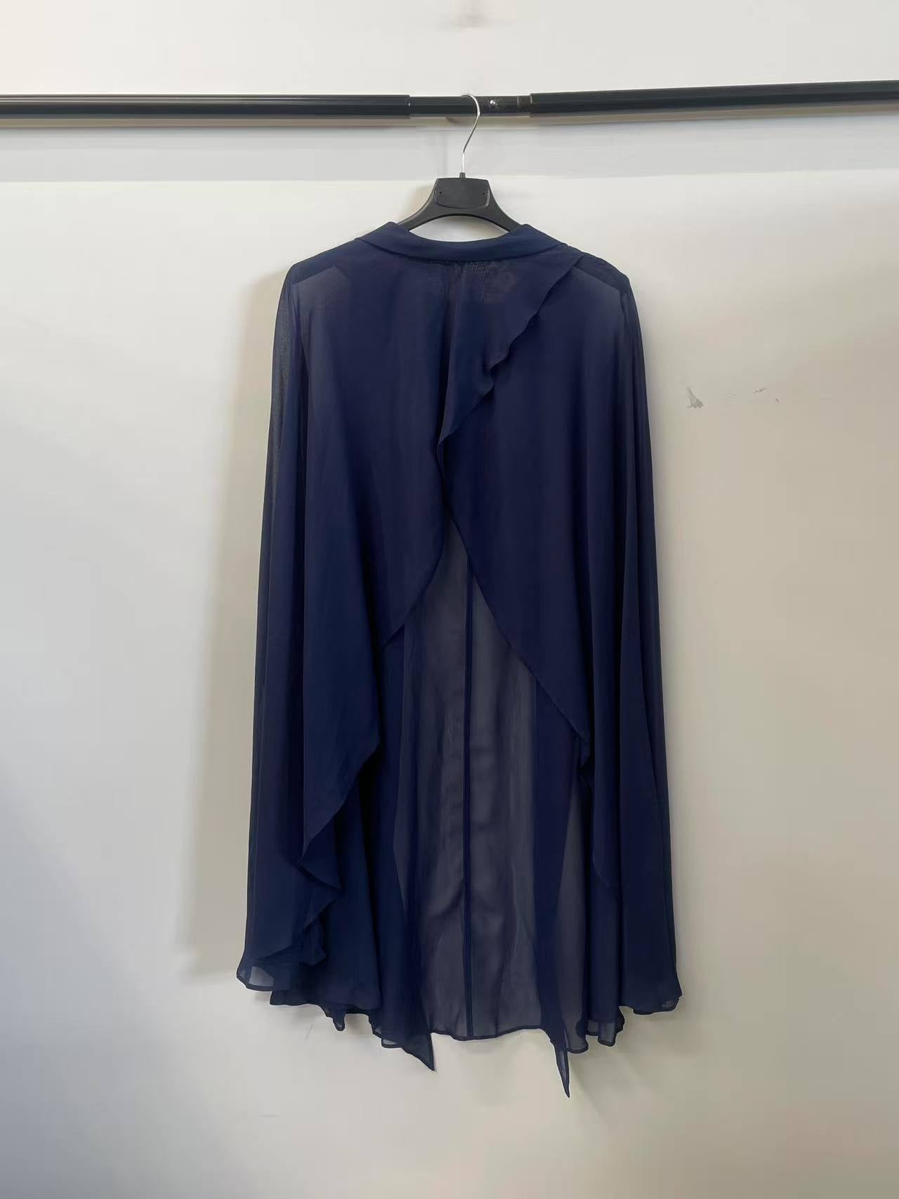 Mantella Ondulata – Eleganza Leggera “Aurelia” (solo lo scialle, non incluso l'abito)