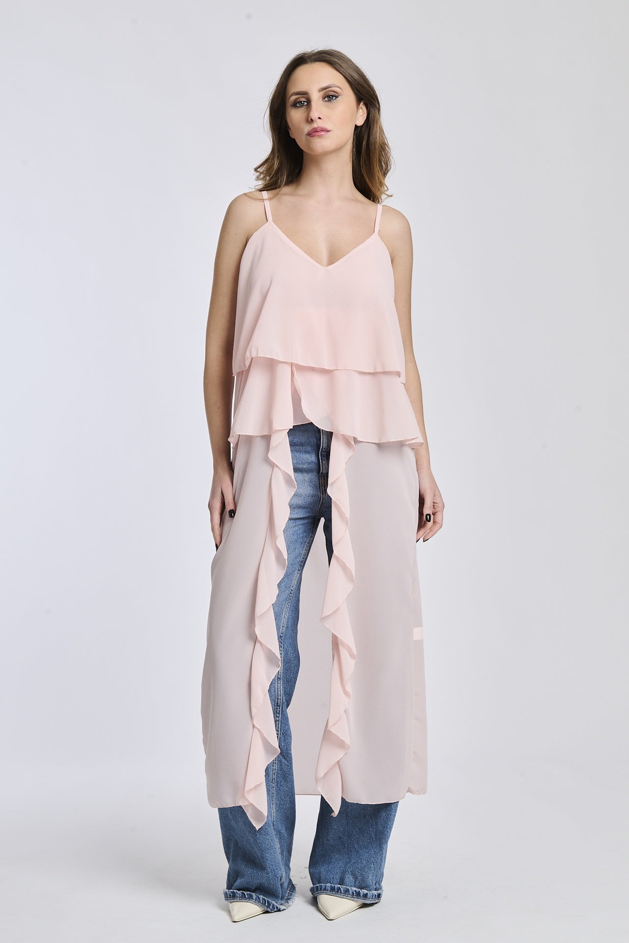 Top in rosa con un taglio fluttuante, che si muove con eleganza e dona un senso di libertà.