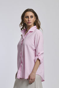 Camicia oversize a righe rosa, colletto classico, bottoni e maniche arrotolate, stile dolce e femminile