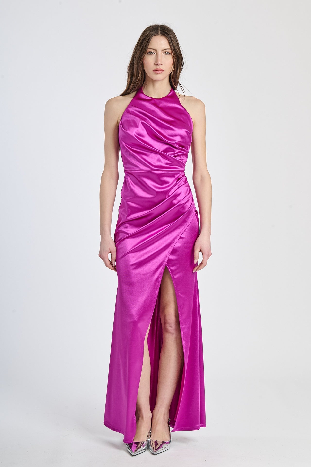 Abito lungo ciliegio tenero, design avvolgente in raso lucido