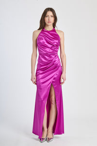 Abito lungo ciliegio tenero, design avvolgente in raso lucido