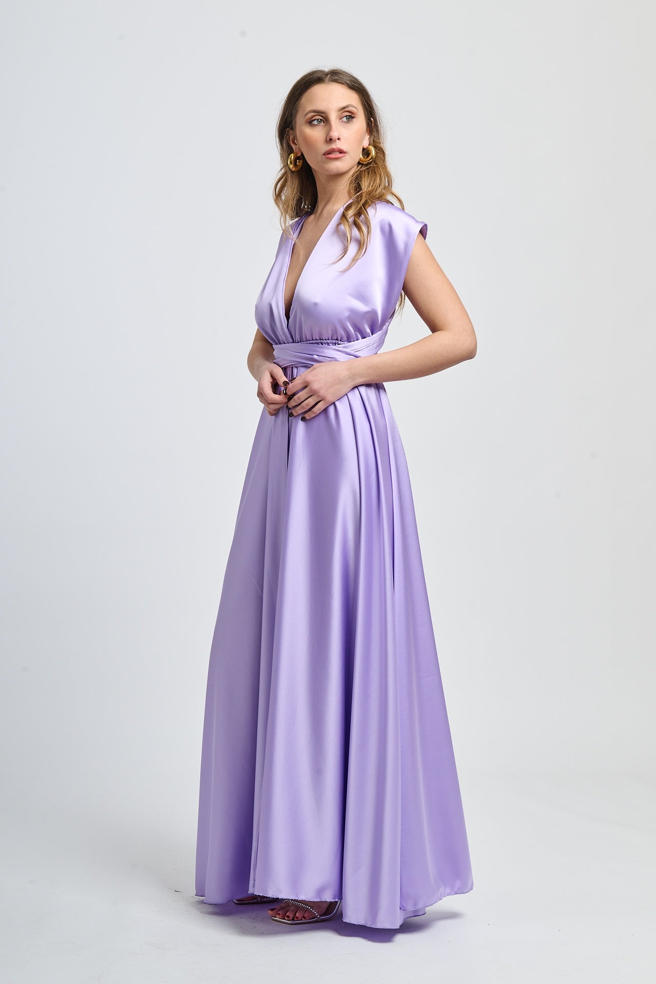 Abito maxi color lilla, design fluido con coulisse al fianco