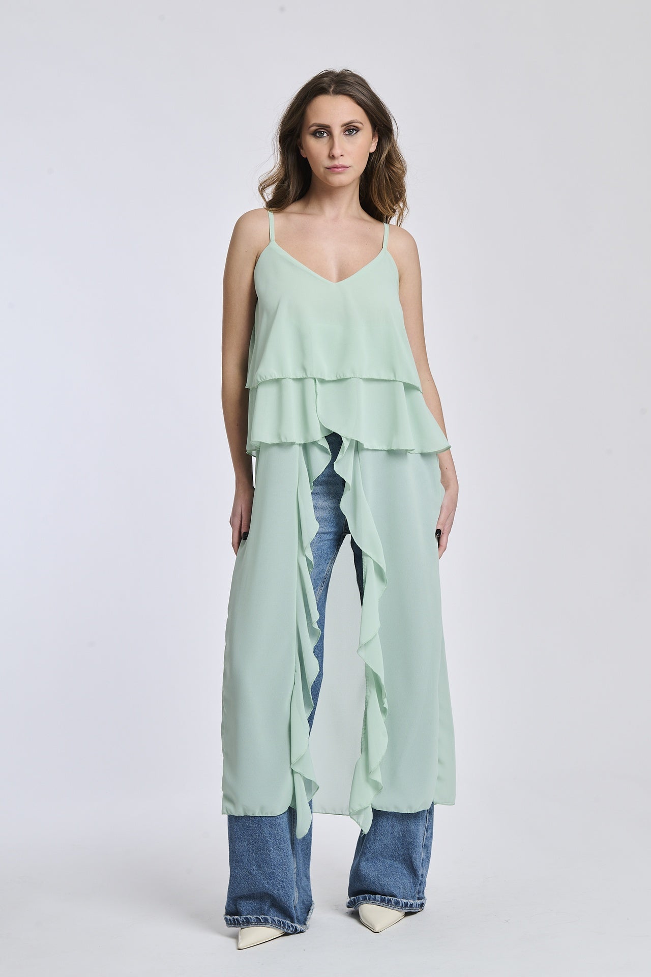 Un top in salvia, con un design naturale e rilassato, perfetto per un look estivo e casual.